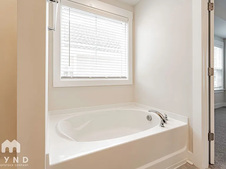 210 Ilderton St — Photo 12