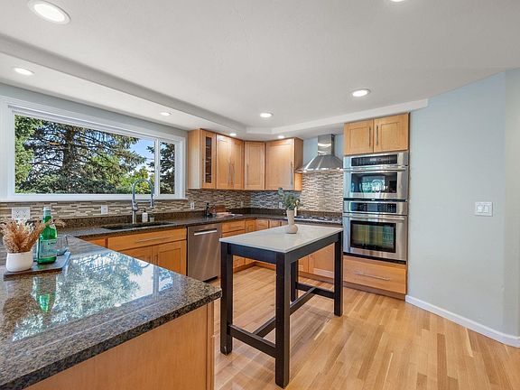5th image of 325 Norton St