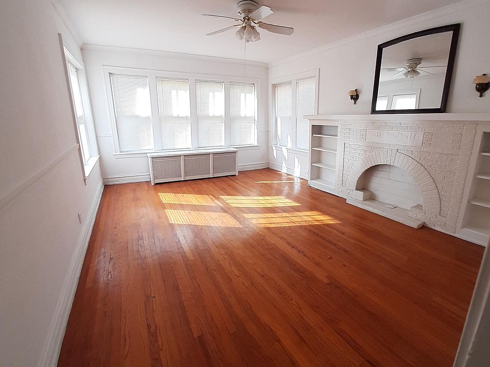 Frontroom with decorative fireplace