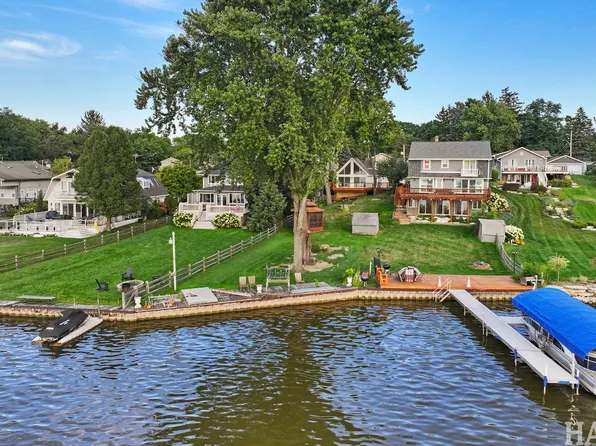 36 N Lake Ave, Fox Lake, IL 60020