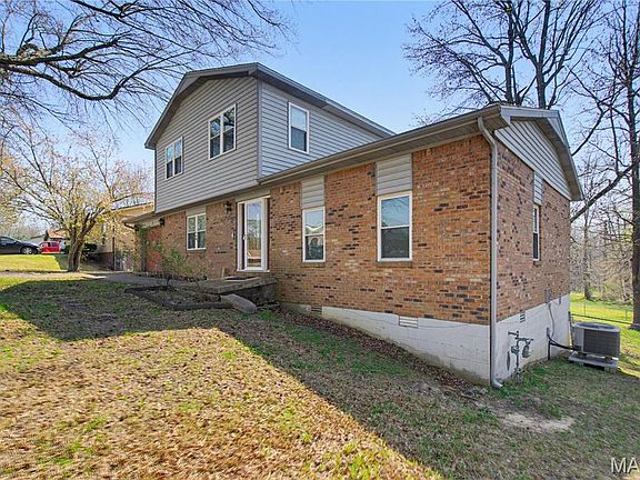 3rd image of 1936 Fernwood Rd