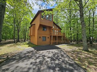 8226 Woodchuck Ct, East Stroudsburg, PA 18301