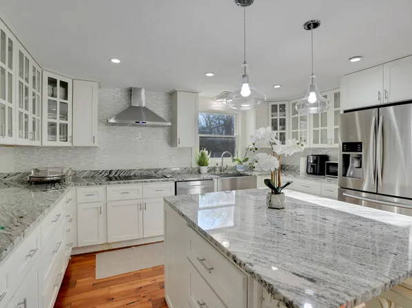 110 Clover Hill Dr, Tisbury, MA 02568