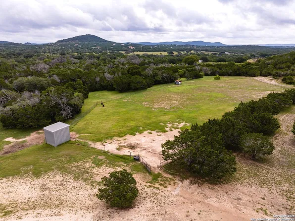 475 Stoney Hill, Pipe Creek, TX 78063