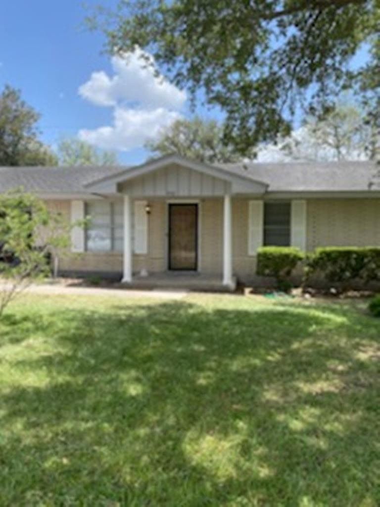 1402 Yellowstone Dr, Beeville, TX 78102 Zillow