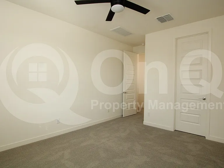 943 E Danbury Dr — Photo 9
