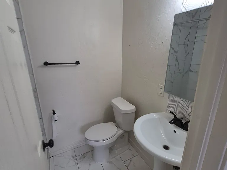 3304 SW 40th St #6 — Photo 2