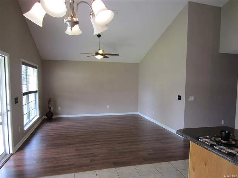 202 Riverview Dr — Photo 4