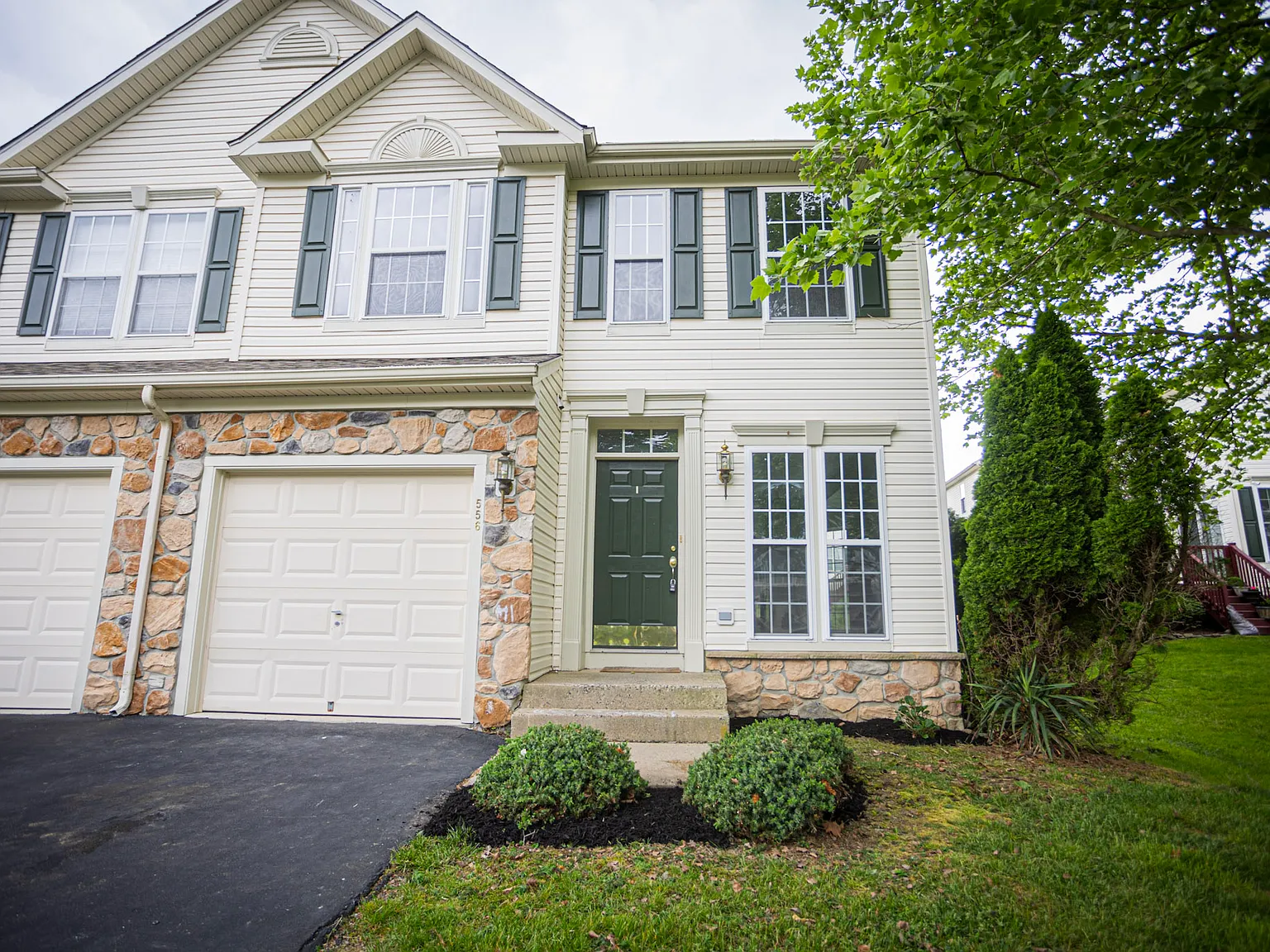 3 bed, 2.5 bath, 1960 sqft, $3,250 — Photo 1