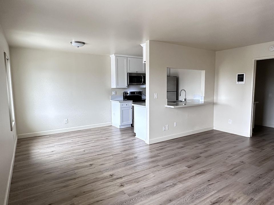 1st image of 4046 Crown Point Dr #5