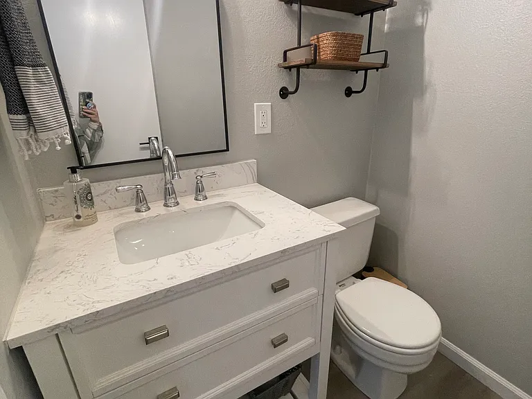 404 NE Highland Ln — Photo 11