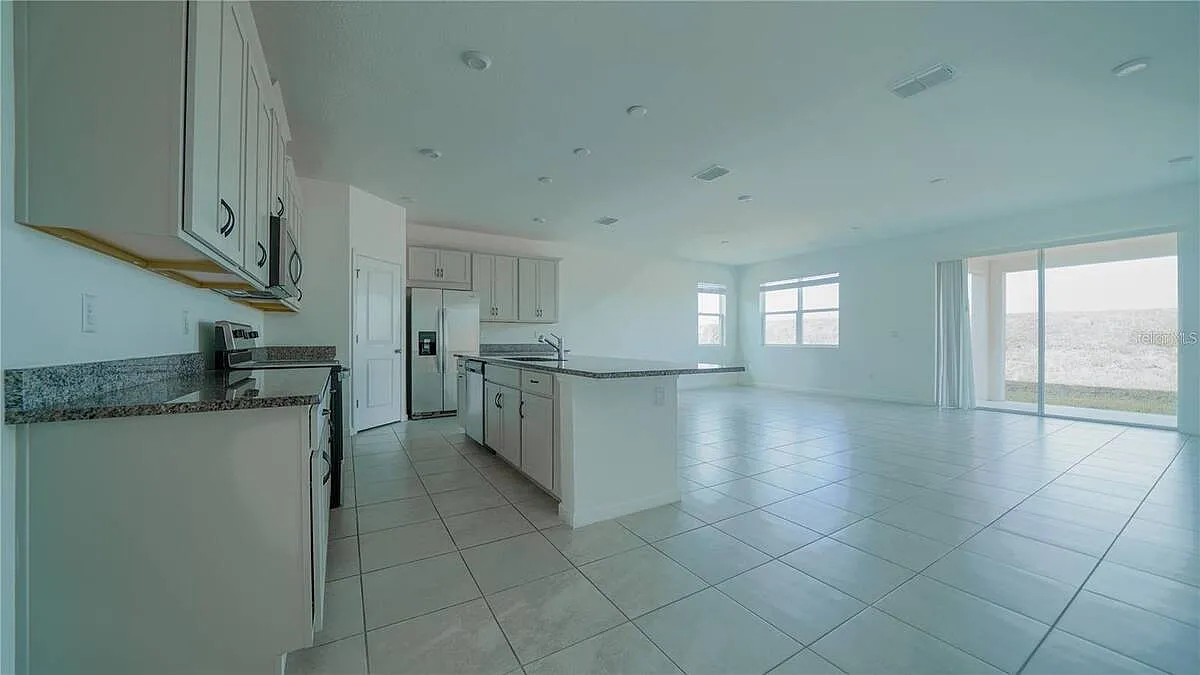 4 bed, 3.0 bath, 2206 sqft, $2,700 — Photo 3