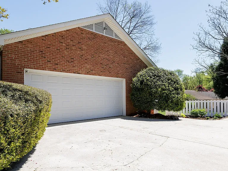 512 Devenger Rd — Photo 36