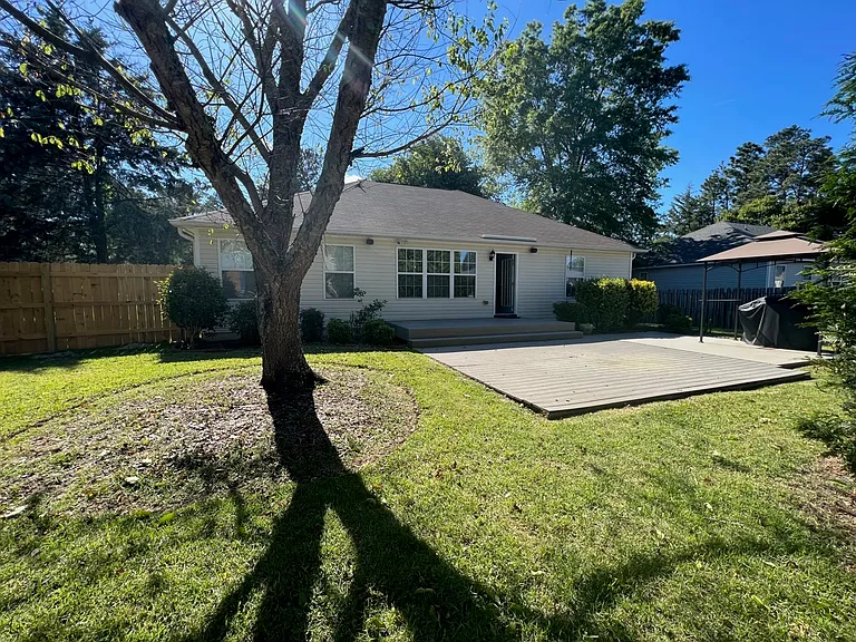 305 Woodgreen Dr — Photo 4