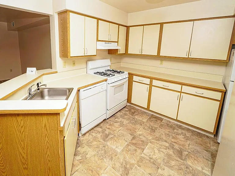 Emerald Park Apartments — Photo 8