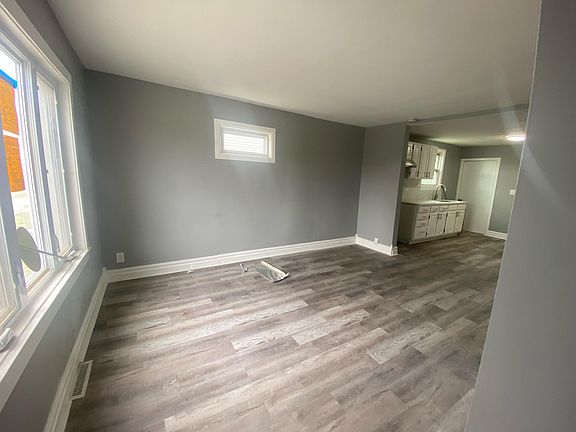 5th image of 560 Greenbay Ave