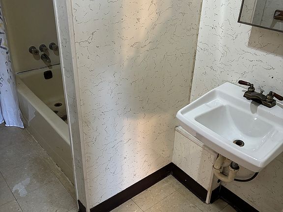 4th image of 131 Montcalm St Suite 2