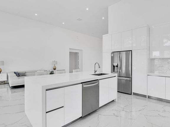 3rd image of 5059 Suffolk Dr