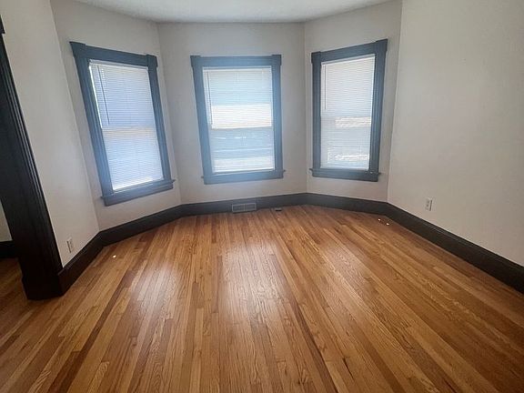 3rd image of 27 Madison St Floor 1