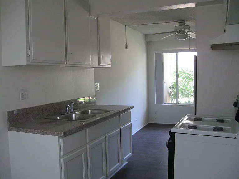 943-959 Ventura Ave — Photo 5
