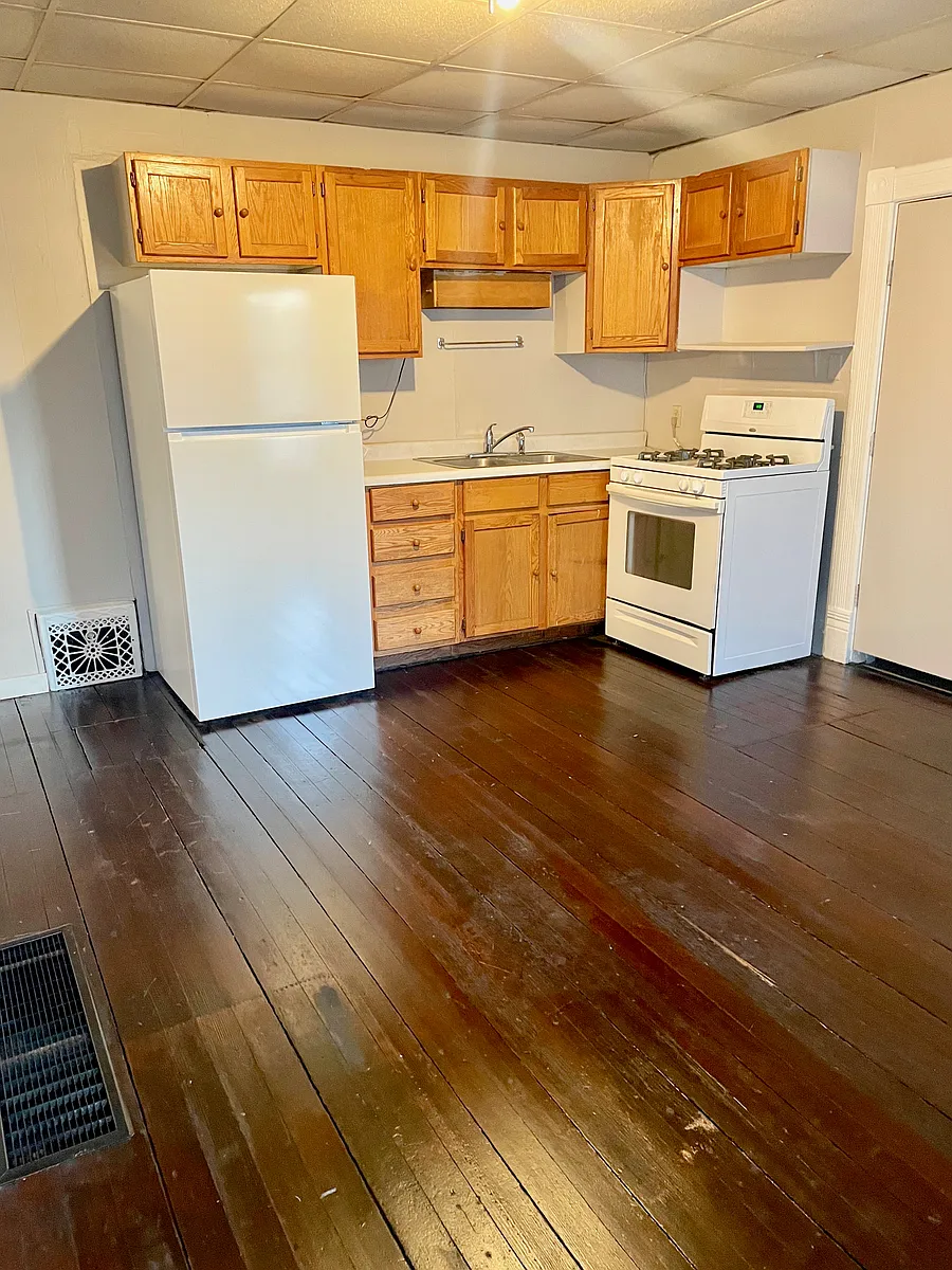 Kitchen - 318 E Spring St #1