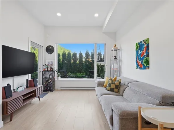 2345 Rindall Ave #104, Pt Coquitlam, BC V3C 1T9