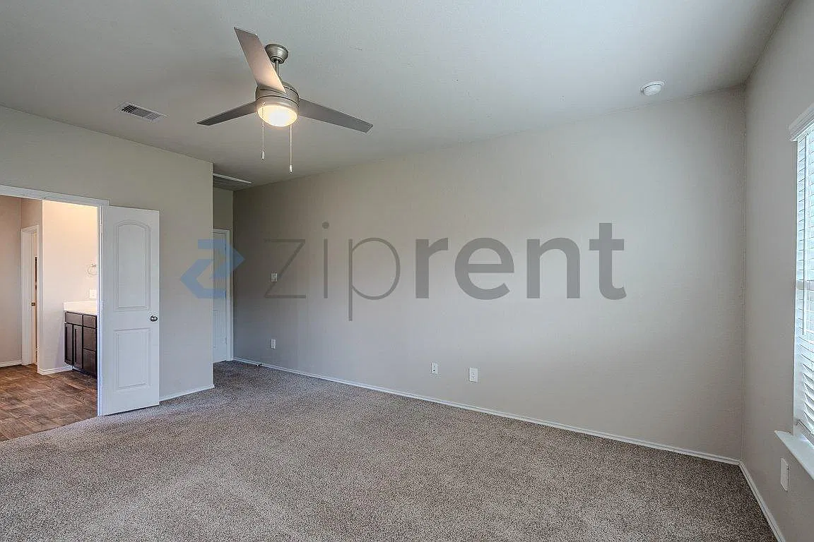 4 bed, 2304 sqft, $2,400 — Photo 1
