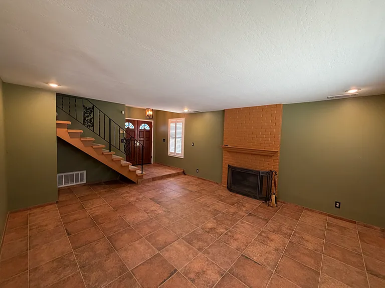 1619 Beechwood Dr — Photo 10