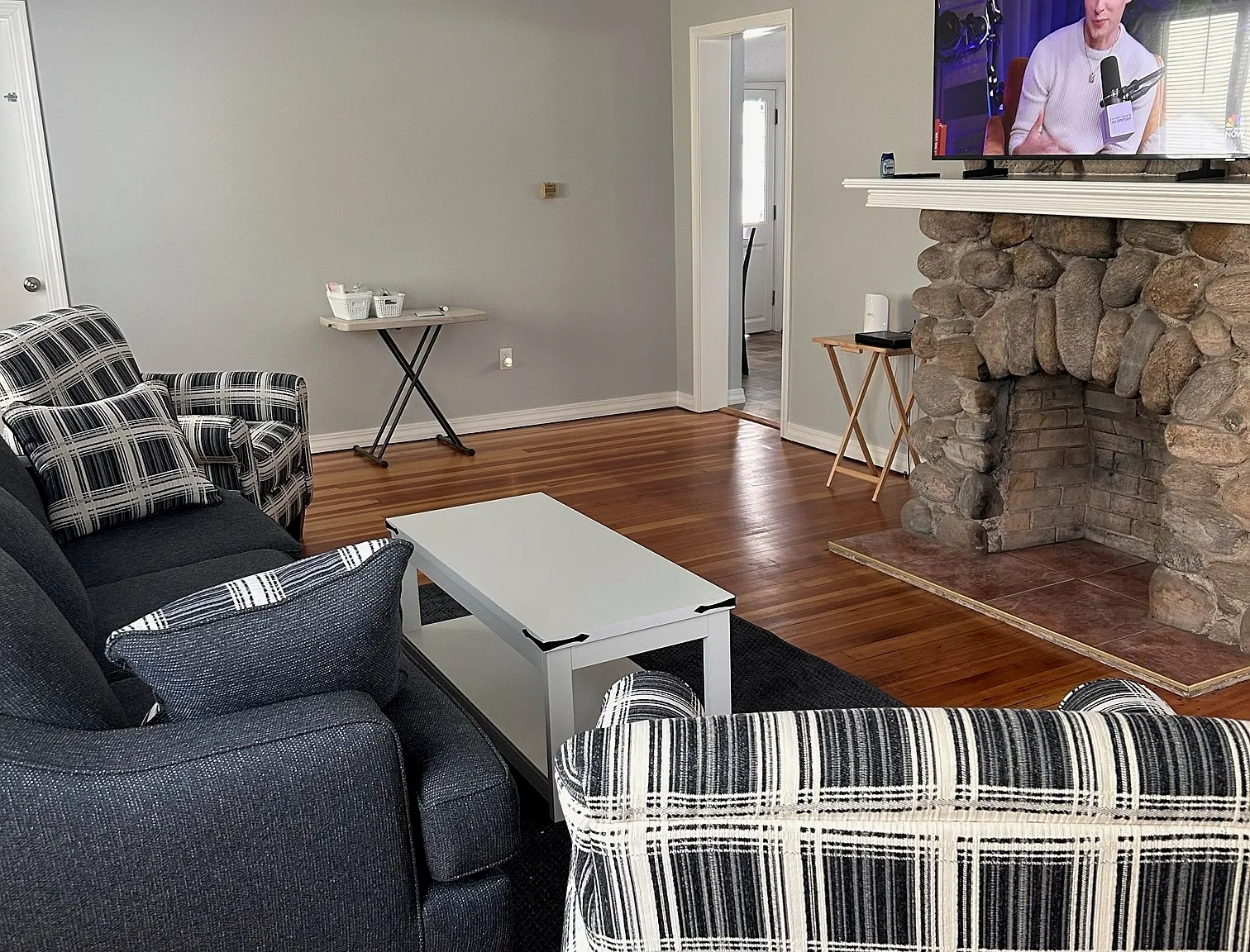 3 bed, 1.5 bath, 1690 sqft, $3,000 — Photo 2