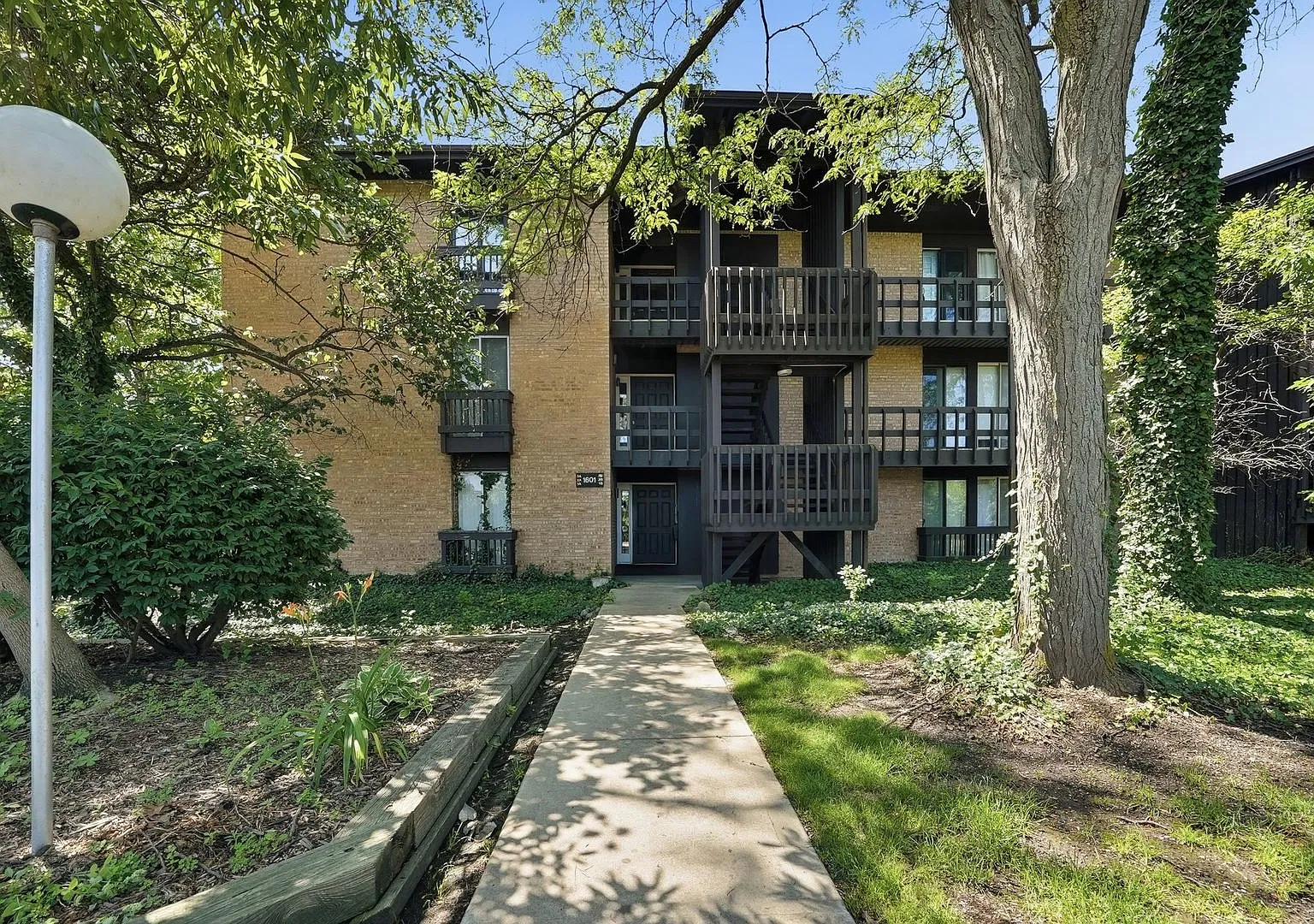 1601 Maple Ter — Photo 1