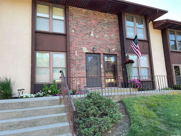 15 Eucalyptus Court #15, Selden, NY 11784
