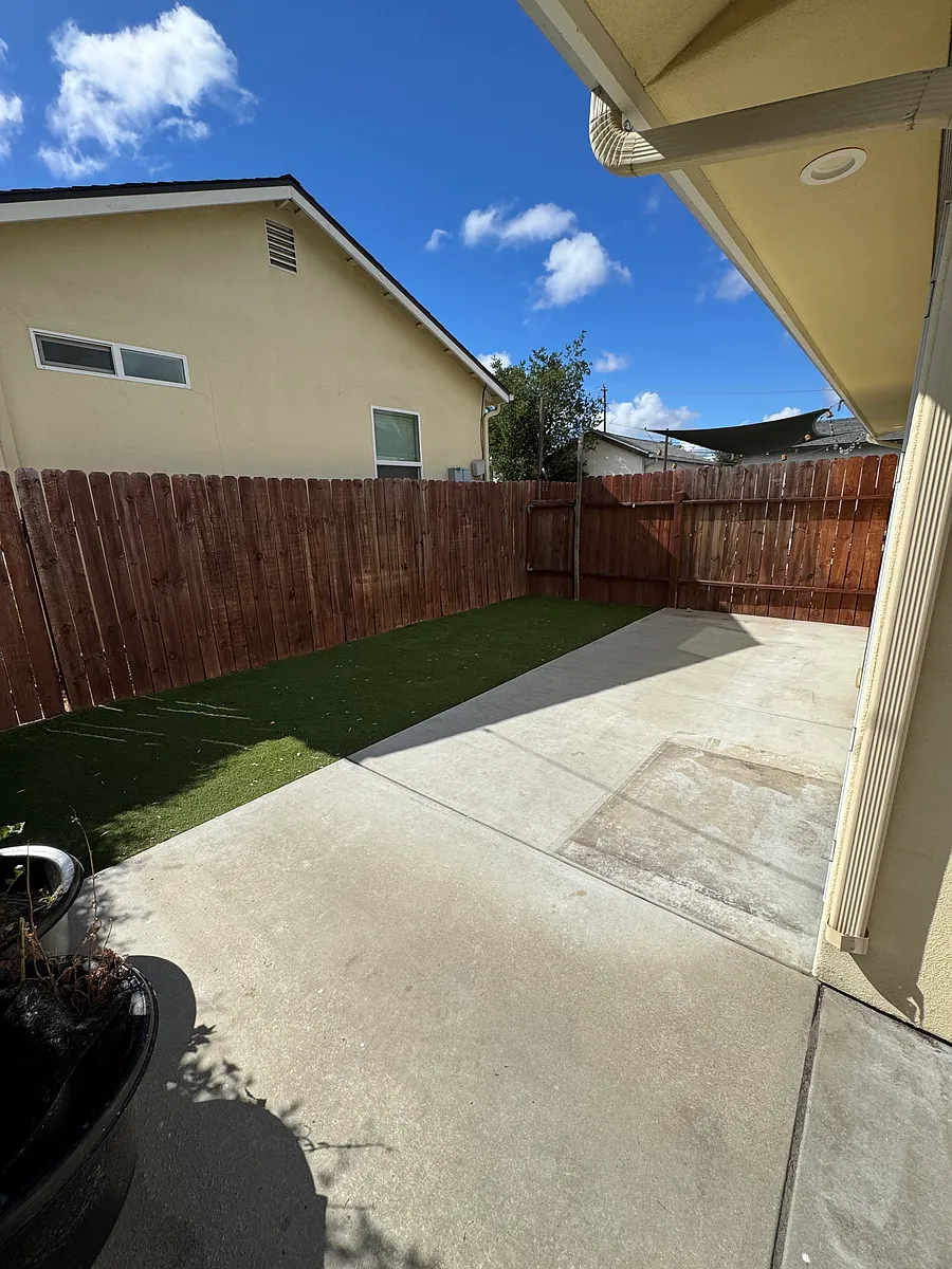 Building Photo - 2036 Oak St #2