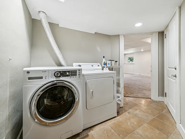 1860 SW High St #2 — Photo 15