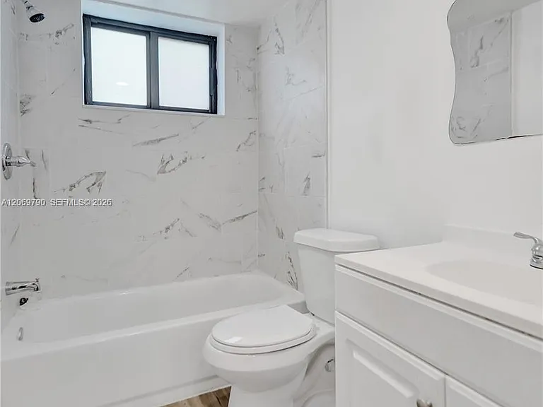 114 SE 8th St #203 — Photo 24
