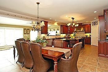Kitchen has eat-in breakfast area with 18' tile floors