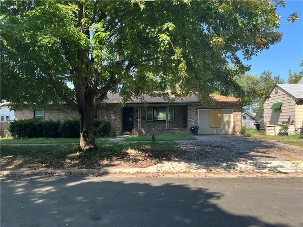 215 W 2nd Ave, Garnett, KS 66032