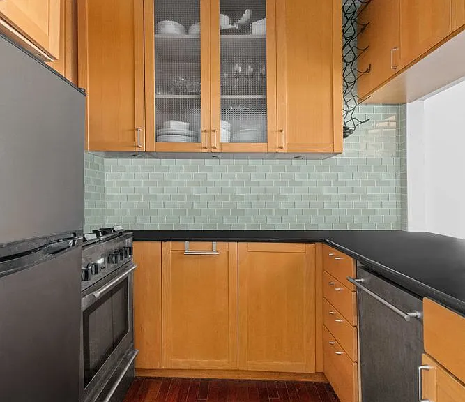 230 E 52nd St #PHF — Photo 4