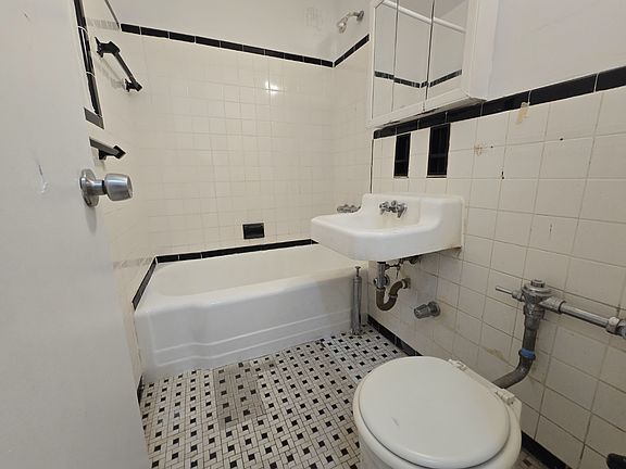 4th image of 74-28 Woodside Ave #2E
