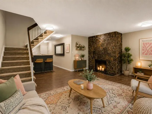 722 E 4a St NE #9, Calgary, AB T2E 3W2