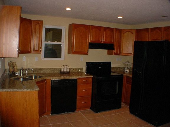 Kitchen w/ granite