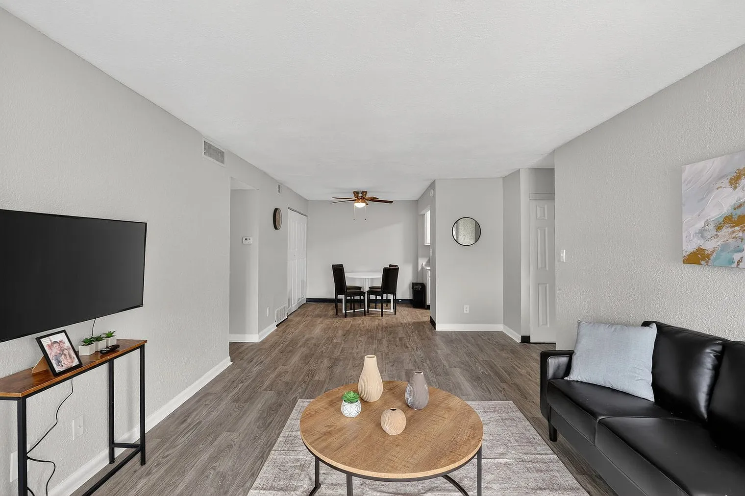 2 bed, 1.0 bath, 9913 sqft, $2,310 — Photo 2