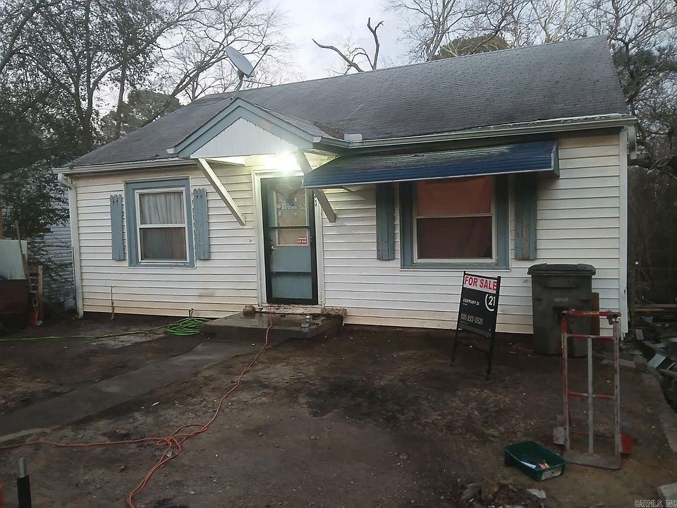 1st image of 421 Main St