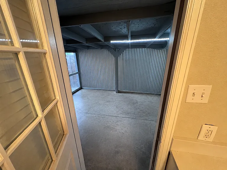 1552 Wolff St — Photo 8