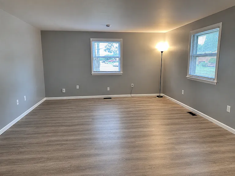 1801 W Parkway Dr #B — Photo 2