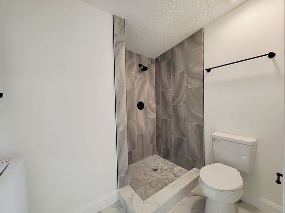 4th image of 2511 Drake Dr #B