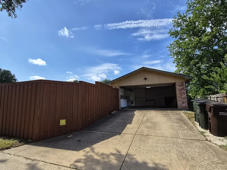 1817 Shreveport Trl — Photo 3