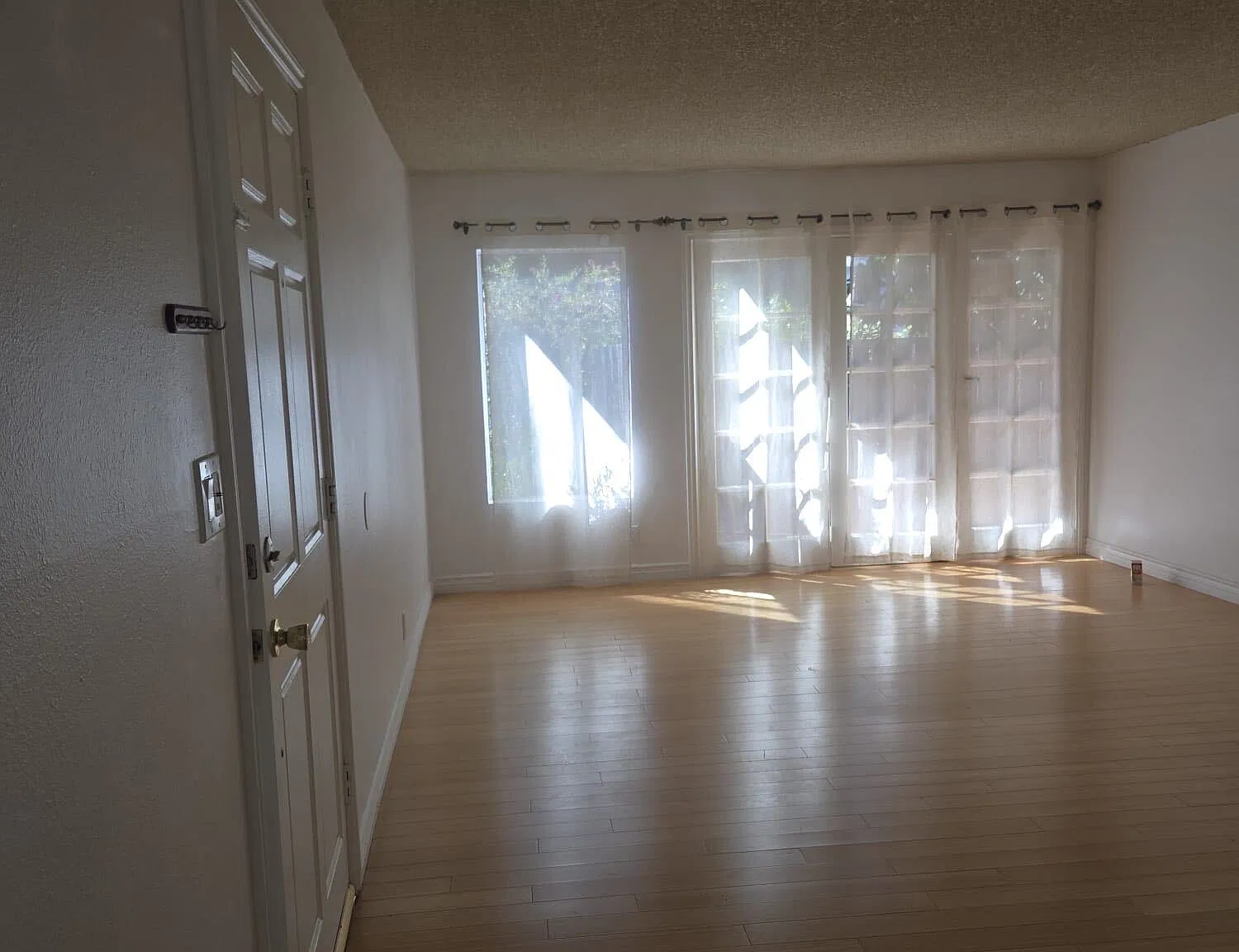 2 bed, 1.5 bath, 830 sqft, $2,595 — Photo 4