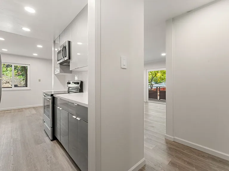 2441 Carlmont Dr — Photo 6