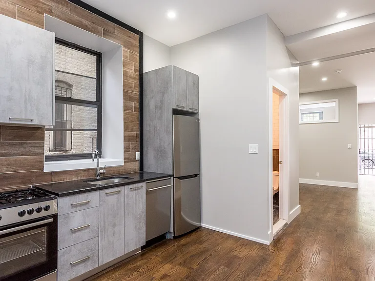 206 Scholes St #27 — Photo 1