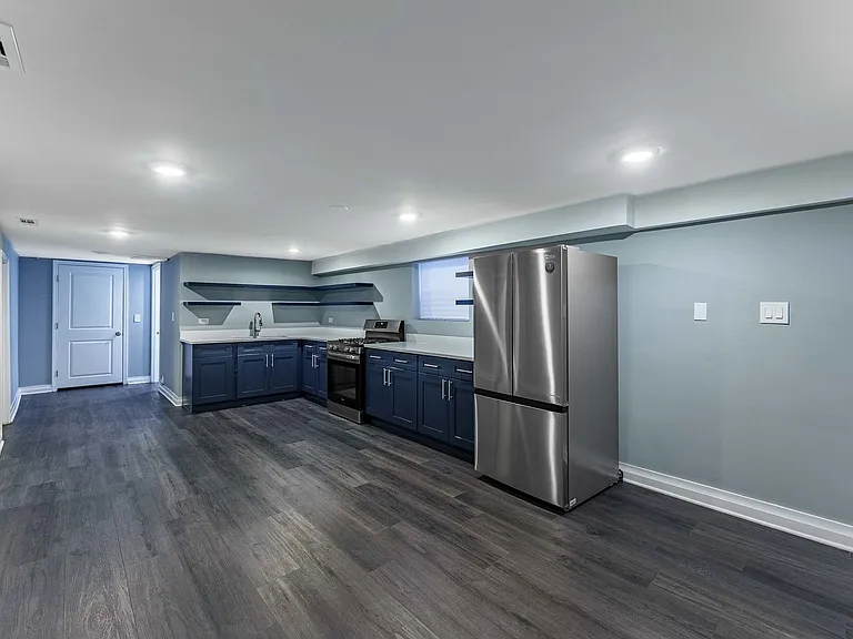 1121 N Leclaire Ave #B — Photo 5